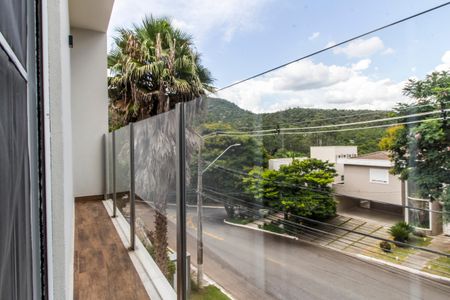 Casa de condomínio à venda com 379m², 4 quartos e 4 vagas Casa de condomínio à venda com 379m², 4 quartos e 4 vagasSacada
