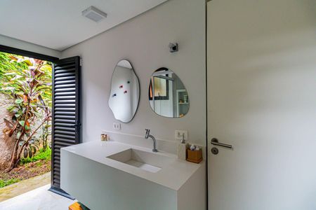 Casa à venda com 254m², 3 quartos e 3 vagasEdicula - Banheiro