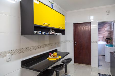 Casa para alugar com 300m², 2 quartos e 2 vagasCozinha 