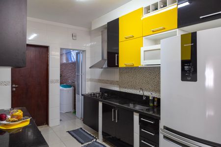 Casa para alugar com 300m², 2 quartos e 2 vagasCozinha 
