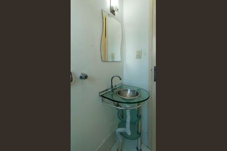 Banheiro  de apartamento à venda com 1 quarto, 40m² em Santo Antônio, Porto Alegre