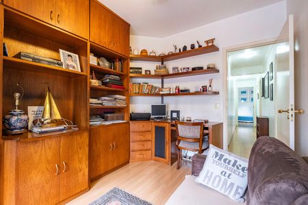 Apartamento à venda com 147m², 3 quartos e 3 vagas Apartamento à venda com 147m², 3 quartos e 3 vagasEscritório