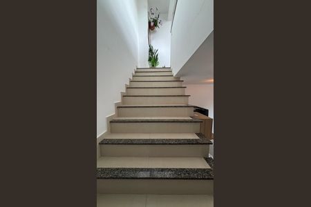 Apartamento à venda com 90m², 2 quartos e 1 vagaEscada