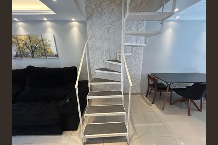 Casa de condomínio à venda com 65m², 2 quartos e 2 vagasEscada