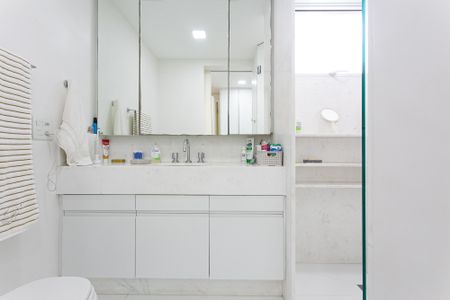 Apartamento à venda com 178m², 4 quartos e 3 vagas Apartamento à venda com 178m², 4 quartos e 3 vagasBanheiro da Suíte 1