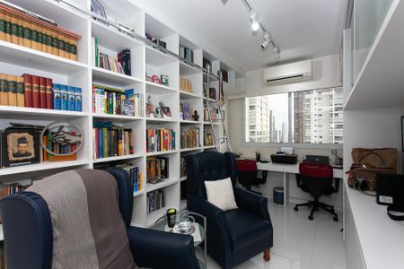 Apartamento à venda com 178m², 4 quartos e 3 vagas Apartamento à venda com 178m², 4 quartos e 3 vagasEscritório