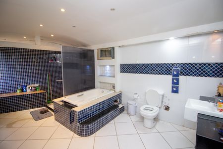 Casa à venda com 680m², 6 quartos e 6 vagasBanheiro da Suíte