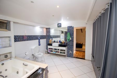 Casa à venda com 680m², 6 quartos e 6 vagasBanheiro da Suíte