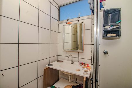 Banheiro de apartamento à venda com 2 quartos, 46m² em Mário Quintana, Porto Alegre