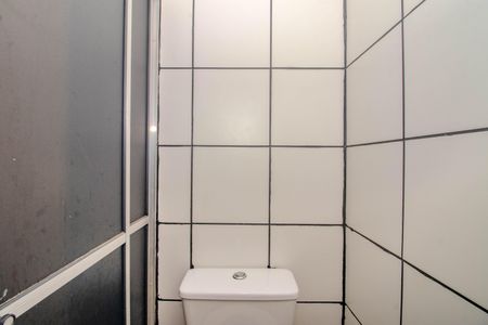 Banheiro de apartamento à venda com 2 quartos, 46m² em Mário Quintana, Porto Alegre