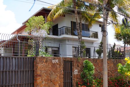 Casa para alugar com 1000m², 4 quartos e 3 vagasFachada