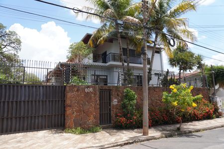Casa para alugar com 1000m², 4 quartos e 3 vagasFachada