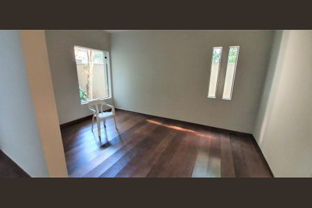 Casa à venda com 4 quartos, 220m² em Moema, São Paulo