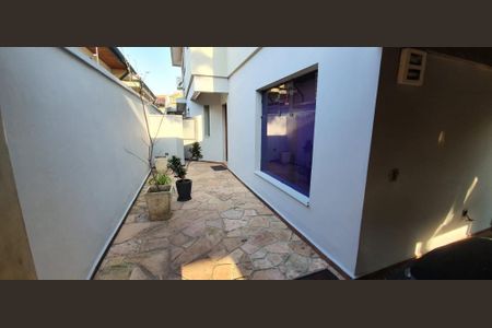 Casa à venda com 220m², 4 quartos e 4 vagas