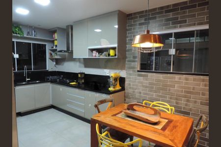 Casa à venda com 265m², 5 quartos e 3 vagas