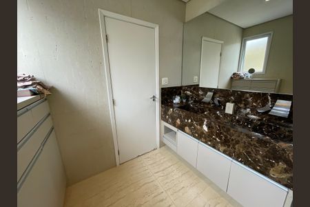 Casa de condomínio para alugar com 612m², 3 quartos e 4 vagas Casa de condomínio para alugar com 612m², 3 quartos e 4 vagasBanheiro da Suíte 1