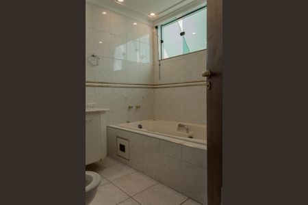 Casa à venda com 322m², 5 quartos e 4 vagasBanheiro da Suíte 1