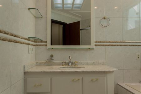 Casa à venda com 322m², 5 quartos e 4 vagasBanheiro da Suíte 1