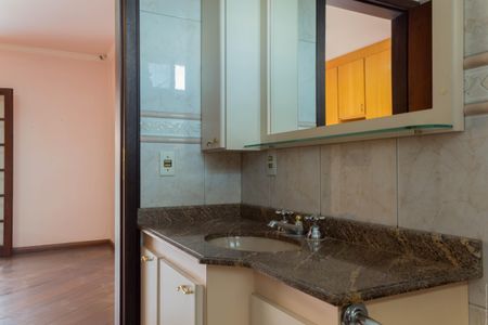 Casa à venda com 322m², 5 quartos e 4 vagasBanheiro da Suíte 2