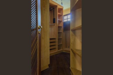 Casa à venda com 322m², 5 quartos e 4 vagasCloset da suíte 1