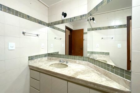 Apartamento para alugar com 129m², 4 quartos e 3 vagas Apartamento para alugar com 129m², 4 quartos e 3 vagasBanheiro da Suíte