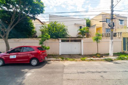 Casa à venda com 341m², 3 quartos e 3 vagas Casa à venda com 341m², 3 quartos e 3 vagasFachada