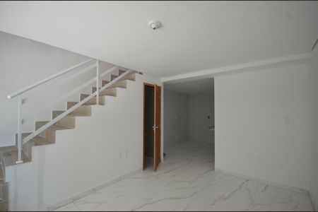 Sala de casa para alugar com 2 quartos, 65m² em Marechal Hermes, Rio de Janeiro