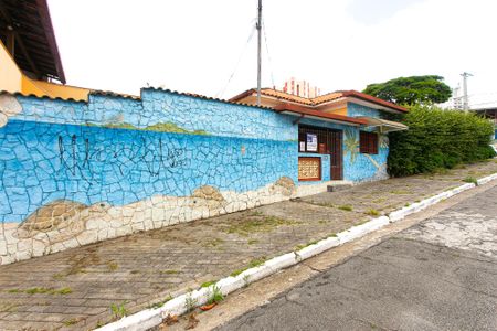 Casa à venda com 329m², 3 quartos e 3 vagas Casa à venda com 329m², 3 quartos e 3 vagasFachada