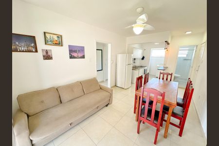 Sala de TV de apartamento para alugar com 2 quartos, 56m² em Canasvieiras, Florianópolis