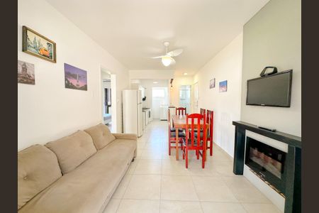 Sala de TV de apartamento para alugar com 2 quartos, 56m² em Canasvieiras, Florianópolis