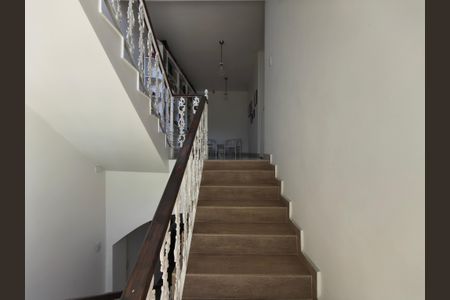 Casa de condomínio à venda com 400m², 3 quartos e 2 vagasEscada