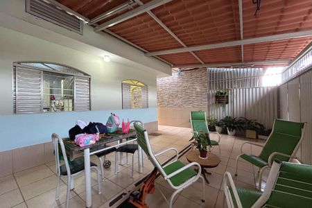 Casa para alugar com 150m², 3 quartos e 6 vagas Casa para alugar com 150m², 3 quartos e 6 vagasVaranda