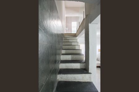 Casa para alugar com 90m², 3 quartos e 1 vaga Casa para alugar com 90m², 3 quartos e 1 vagaEscada