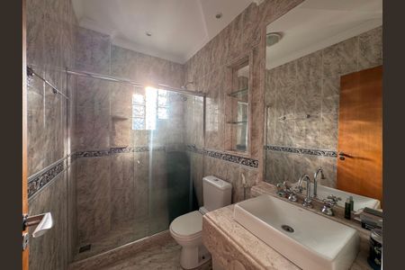 Casa de condomínio para alugar com 310m², 4 quartos e 1 vaga Casa de condomínio para alugar com 310m², 4 quartos e 1 vagaSuíte 4 - Banheiro