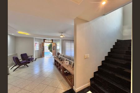 Casa de condomínio para alugar com 310m², 4 quartos e 1 vaga Casa de condomínio para alugar com 310m², 4 quartos e 1 vagaSala