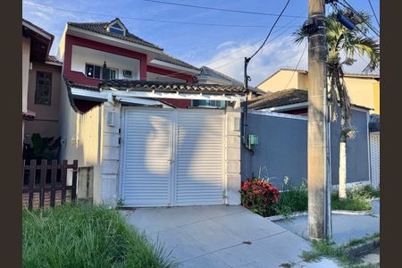 Casa de condomínio para alugar com 310m², 4 quartos e 1 vaga Casa de condomínio para alugar com 310m², 4 quartos e 1 vagaFachada