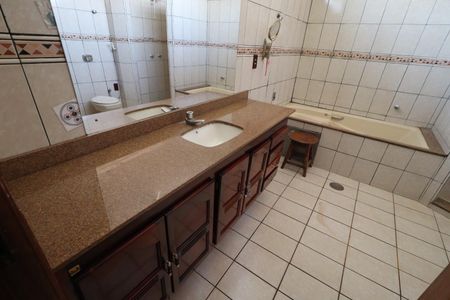 Casa para alugar com 550m², 3 quartos e 3 vagasBanheiro da Suíte