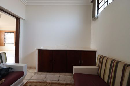 Casa para alugar com 550m², 3 quartos e 3 vagasSala tv