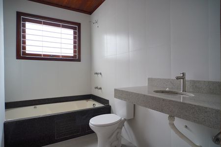 Casa à venda com 290m², 5 quartos e 3 vagas Casa à venda com 290m², 5 quartos e 3 vagasBanheiro suíte