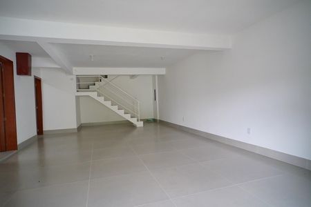 Casa à venda com 290m², 5 quartos e 3 vagas Casa à venda com 290m², 5 quartos e 3 vagasGaragem