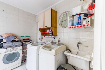 Casa de condomínio à venda com 350m², 4 quartos e 4 vagas Casa de condomínio à venda com 350m², 4 quartos e 4 vagasLavanderia