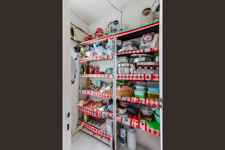 Casa de condomínio à venda com 350m², 4 quartos e 4 vagas Casa de condomínio à venda com 350m², 4 quartos e 4 vagasDispensa - Lavanderia