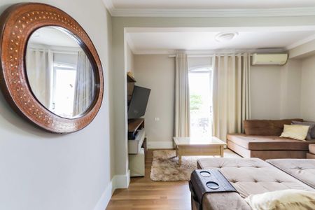 Casa de condomínio à venda com 350m², 4 quartos e 4 vagas Casa de condomínio à venda com 350m², 4 quartos e 4 vagasSala de TV