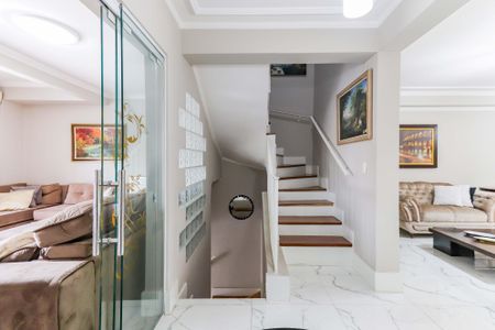 Casa de condomínio à venda com 350m², 4 quartos e 4 vagas Casa de condomínio à venda com 350m², 4 quartos e 4 vagasEscadas