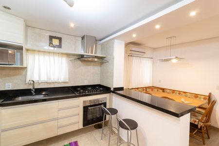 Cozinha de apartamento à venda com 2 quartos, 60m² em Menino Deus, Porto Alegre