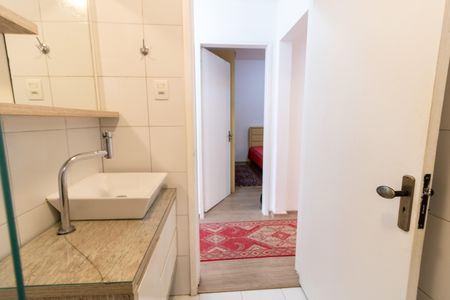 Banheiro de apartamento à venda com 2 quartos, 60m² em Menino Deus, Porto Alegre