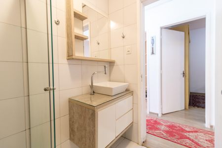 Banheiro de apartamento à venda com 2 quartos, 60m² em Menino Deus, Porto Alegre