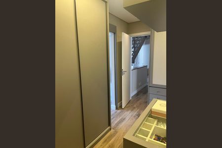 Casa de condomínio à venda com 273m², 4 quartos e 3 vagas Casa de condomínio à venda com 273m², 4 quartos e 3 vagascloset