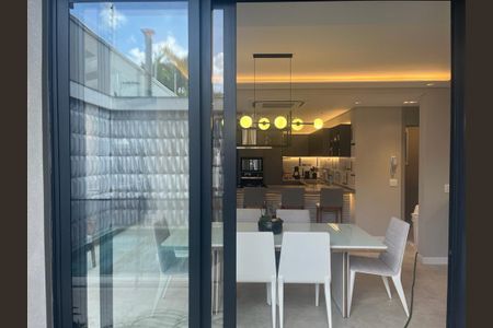 Casa de condomínio à venda com 273m², 4 quartos e 3 vagas Casa de condomínio à venda com 273m², 4 quartos e 3 vagasSala de jantar