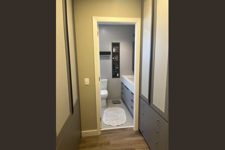 Casa de condomínio à venda com 273m², 4 quartos e 3 vagas Casa de condomínio à venda com 273m², 4 quartos e 3 vagasbanheiro